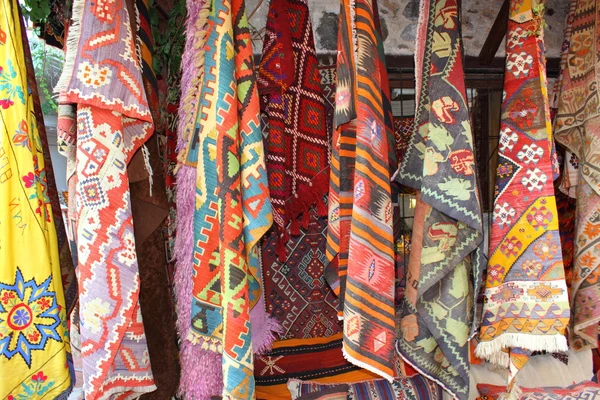 Kleurrijke stoffen en textiel — Stockfoto