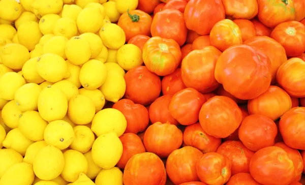 Ferske markedsprodukter av tomater og sitroner – stockfoto