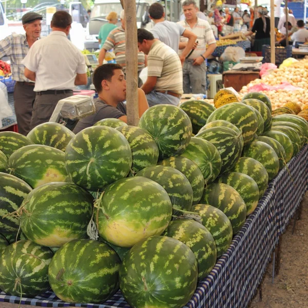 市場の新鮮な農産物のウォーター メロン — ストック写真