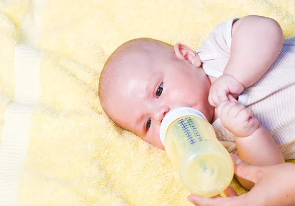 Baby boy drinking milk from bottle — Stock Photo, Image