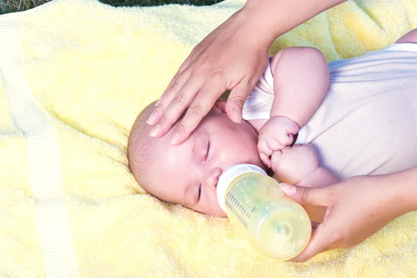 ボトルからミルクを飲んで赤ちゃん男の子 — ストック写真
