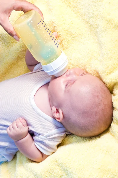 Bambino che beve latte dalla bottiglia — Foto Stock