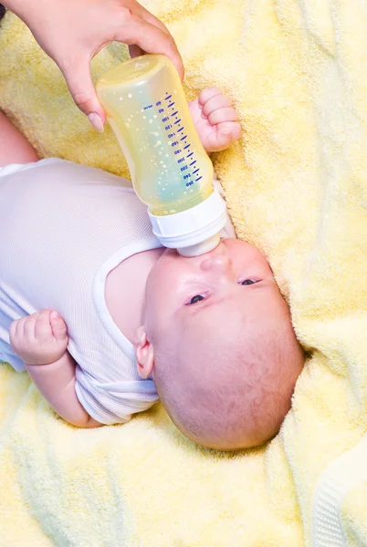 Bambino che beve latte dalla bottiglia — Foto Stock