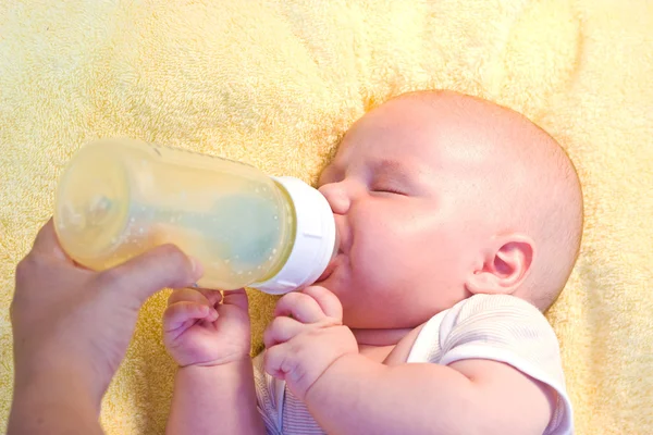 Bebé niño bebiendo leche del biberón — Foto de Stock