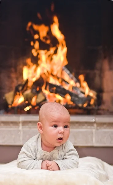 Bebé con chimenea —  Fotos de Stock