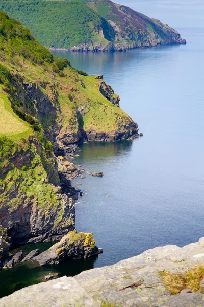 Bu görünüm almak üstünde belgili tanımlık tepe-in Devon kayalar Diyarı — Stok fotoğraf