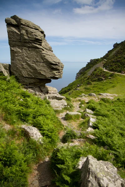 W dolinie skały w pobliżu lynton devon i ścieżki nadmorskiej — Zdjęcie stockowe