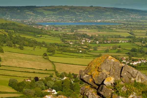 Uitzicht vanaf crook piek naar cheddar reservoir in het Engelse graafschap Somerset met — Stockfoto