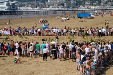 Weston-Super-Mare, somerset-Temmuz 26 2012: balık hugh fearnley-whittingstall ile 4 kanal tv dizisi Perşembe 26 Temmuz 2012 tarihinde weston-super-mare kumsalda filme mücadele