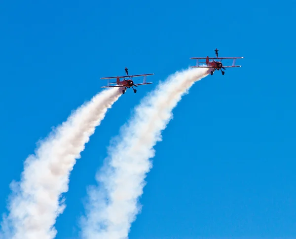 A kétfedelű repülőgép szárnya sétálók — Stock Fotó