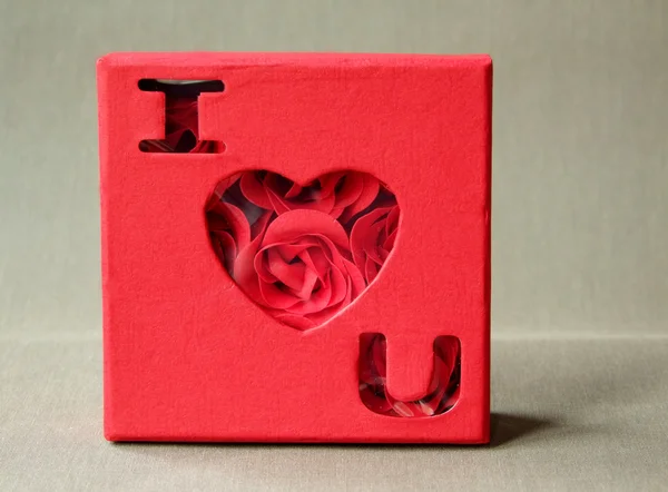 Rose rosse in una scatola vintage — Foto Stock