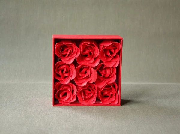 Červené růže v ročníku box — Stock fotografie