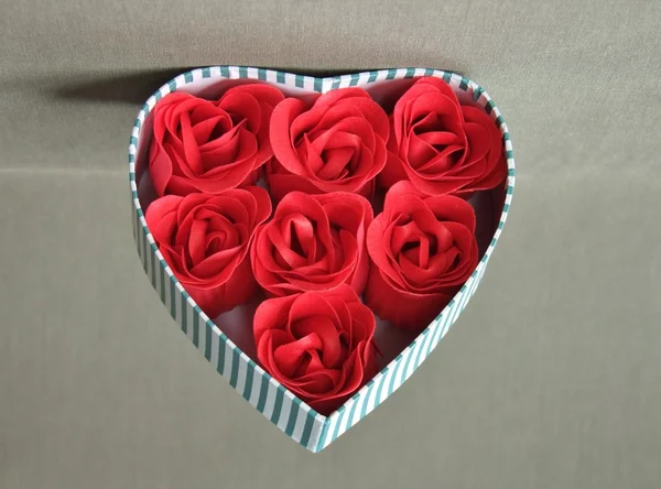Красные розы в винтажной коробке — стоковое фото
