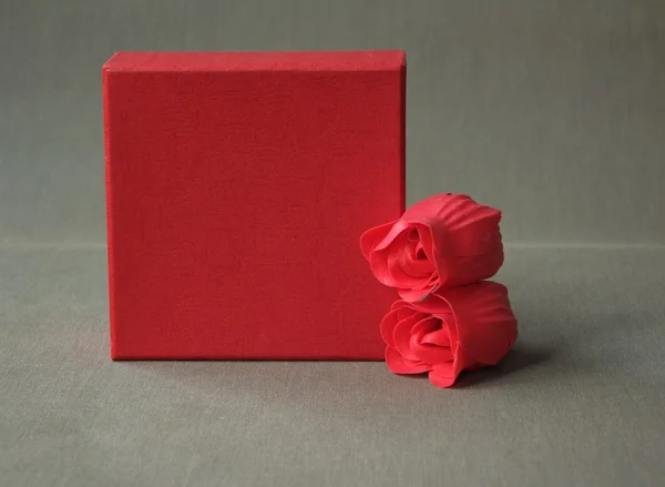 ビンテージ ボックスと赤いバラ — ストック写真