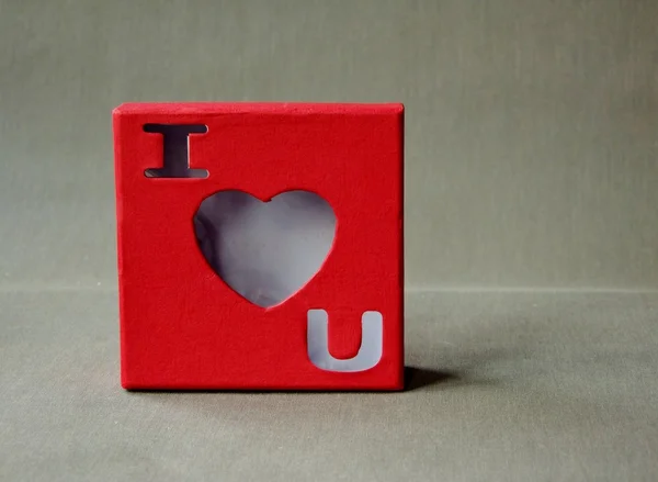 Красная винтажная коробка говорит, что я люблю тебя — стоковое фото