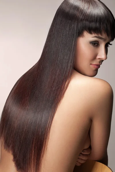 Mladá žena s dlouhými vlasy zdravé — Stock fotografie