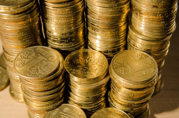 Un montón de monedas hryvna en una mesa de madera Fotos De Stock Sin Royalties Gratis