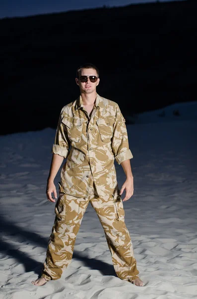 üniformalı genç adam