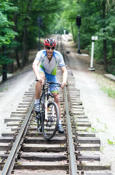 Demiryolu ormandaki adam standları