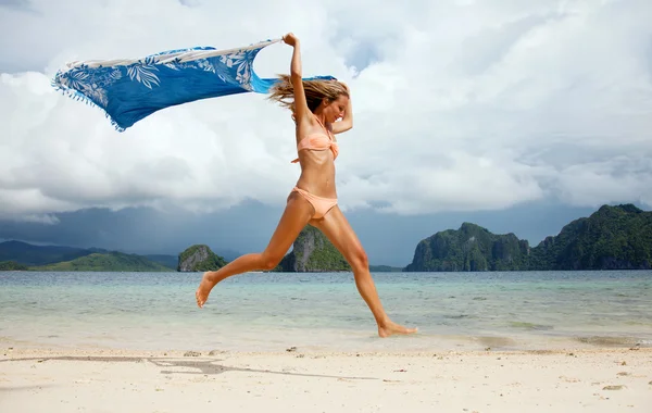 Hermosa mujer joven saltando —  Fotos de Stock