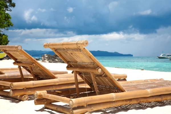 Liegestühle aus Holz am Strand — Stockfoto
