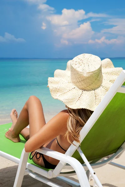 Mulher relaxante em uma praia — Fotografia de Stock