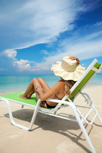 Γυναίκα χαλαρώνοντας σε μια παραλία — Φωτογραφία Αρχείου