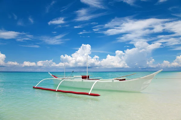 Barca bianca su una spiaggia tropicale — Foto Stock