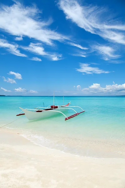 Witte boot op een tropisch strand — Stockfoto
