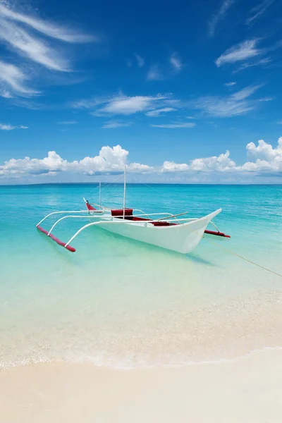 Vit båt på en tropisk strand — Stockfoto