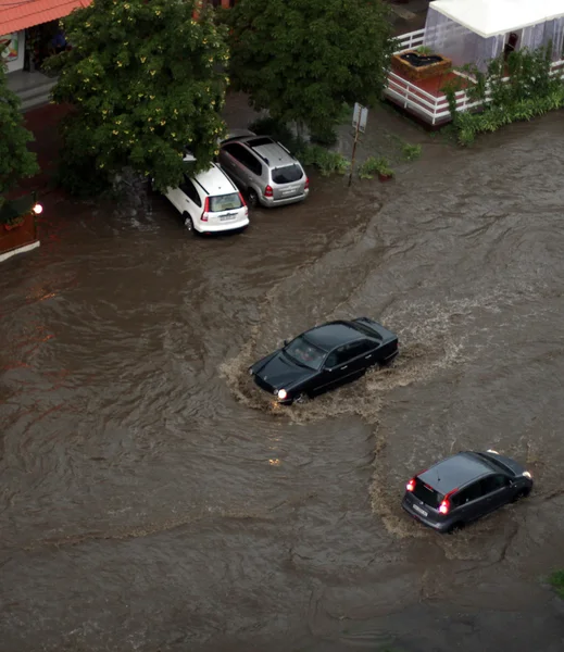 Floden översvämmas en gata i odessa — Stockfoto