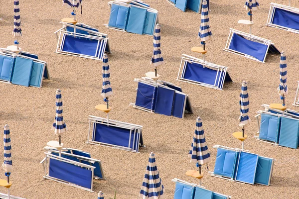 Umbrellas and chairs on the beach — Stock Photo, Image