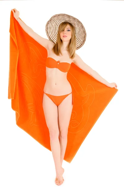 Молодая женщина в оранжевом бикини — стоковое фото