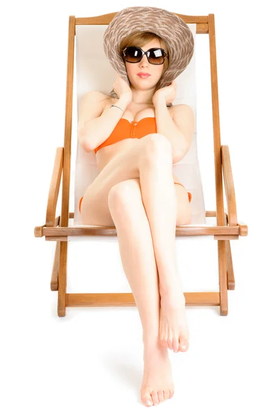 Jonge vrouw ontspannen op het strandstoel — Stockfoto