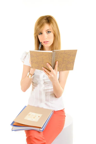 Молодая студентка читает белую рубашку — стоковое фото
