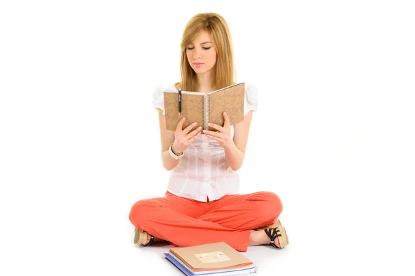 Jonge student wit overhemd lezing — Stockfoto