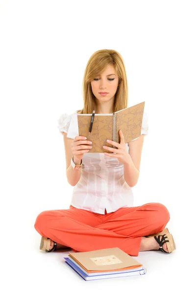 Молодая студентка читает белую рубашку — стоковое фото