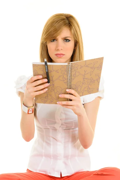 Junge Studentin weißes Hemd lesen — Stockfoto
