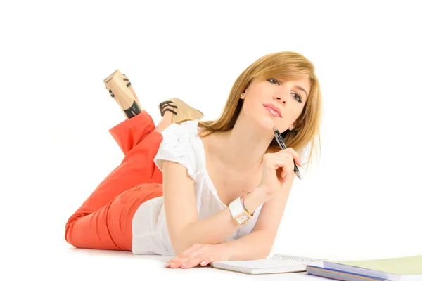 Junge Studentin weißes Hemd und rote Hose — Stockfoto