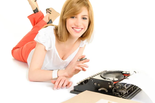Tânăr student cu mașină de scris hold — Fotografie, imagine de stoc
