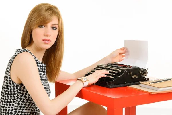 Elegante donna che lavora sulla macchina da scrivere — Foto Stock