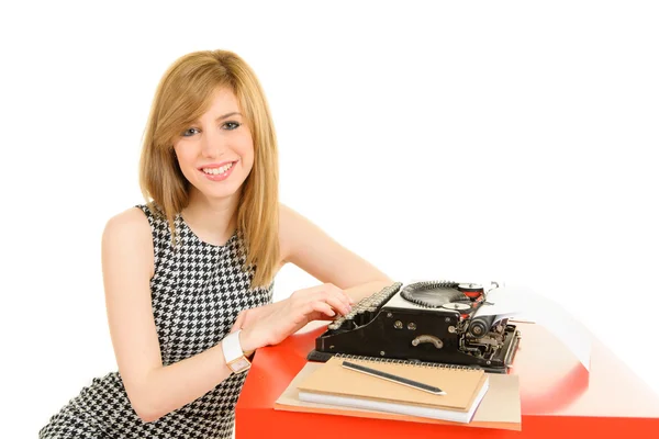 Elegant kvinde, der arbejder på skrivemaskine - Stock-foto