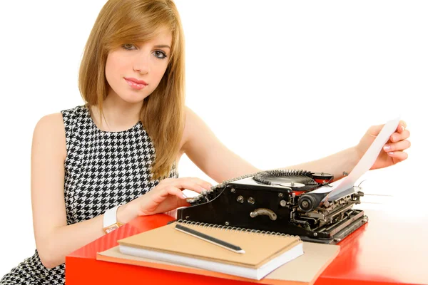 Elegancka kobieta pracuje na maszynie do pisania — Zdjęcie stockowe
