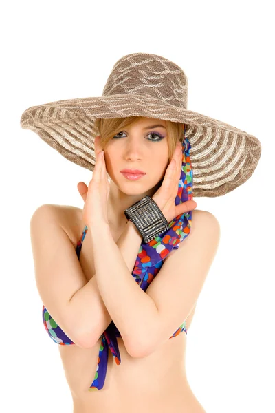 Женщина в бикини в шляпе — стоковое фото