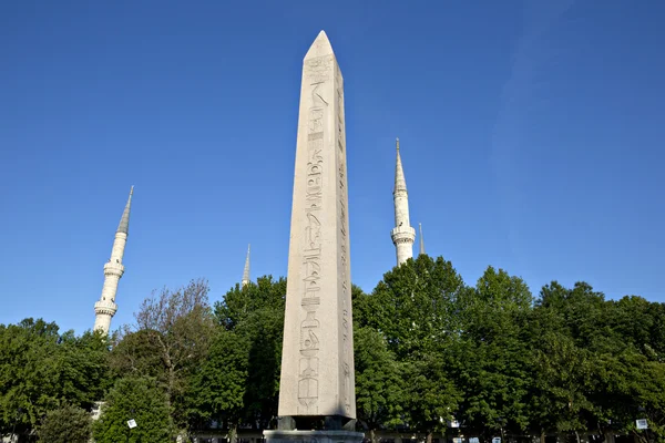 Dikilitaş ve minarelerinin sultanahmet Camii, istanbul, Türkiye — Stok fotoğraf