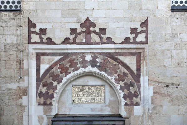 パターンやアラビア語スクリプトの古いモスク、エディルネ、トルコ — ストック写真