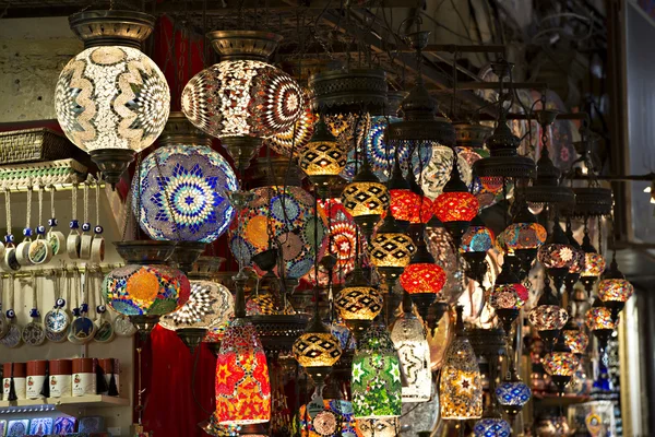 Opknoping lantaarns, de grand bazaar, istanbul, Turkije — Stockfoto