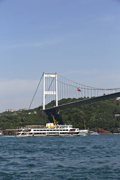 Traghetti e fatiche Sultan Mehmet Bridge sul Bosforo — Foto Stock