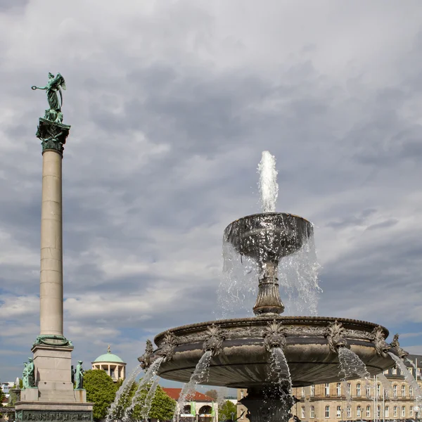 Fontana e colonna della vittoria in piazza Schloascar platz, Stoccarda, G — Foto Stock