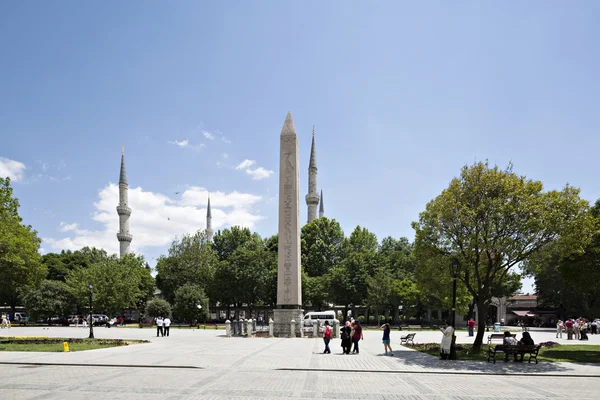 Obelisk and Sultan Ahmet Mosque in Sultanahmet Square, Istanbul, — Stock Photo, Image